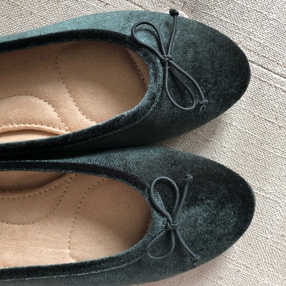 Old Navy Shoes - ☘️Green velvet ballet flats NWT☘️